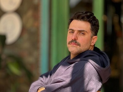 ویدیوی جنجالی از شعرخوانی مجری «فرمول یک»؛ علی ضیا و حسرت او در هجران یار! / لعنت به احساسی که کم نشد اصلا لعنت به سه تامون هم تو هم اون هم من..