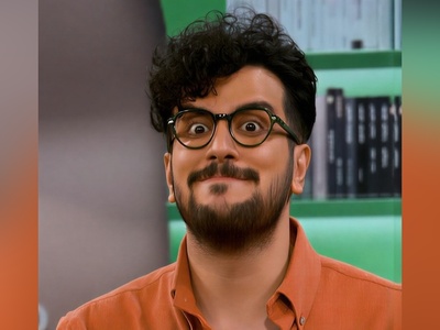 (ویدیو) خنده‌دارترین و شنیدنی‌ترین خاطرات امیرحسین قیاسی از اولین حقوقش در کمدی/معلمش مسیر موفقیتش رو هموار کرد😂