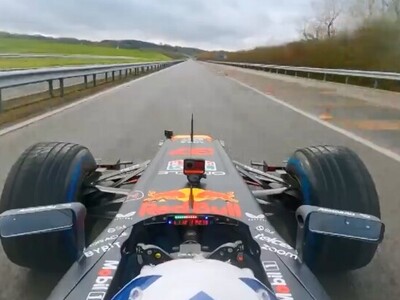 (ویدئو) رقابت هیجان‌انگیز سریع‌ترین پهپاد جهان با قهرمان فرمول 1 / مکس ورشتاپن شکست خورد!