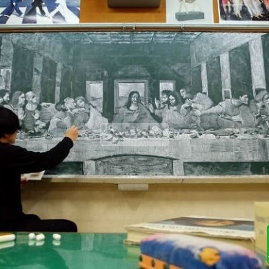 خلاقیت هوش پران دانش آموز ایرانی روی تخته سیاه کلاس حماسه آفرید/ حتی معلم دلش نیومد این اثر هنری رو پاک کنه انگار کار فضایی هاست!