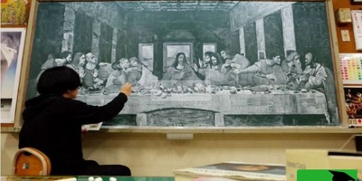 خلاقیت هوش پران دانش آموز ایرانی روی تخته سیاه کلاس حماسه آفرید/ حتی معلم دلش نیومد این اثر هنری رو پاک کنه انگار کار فضایی هاست!