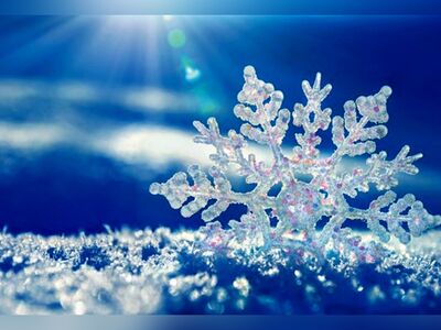 (ویدئو) نمایش شگفت‌انگیز از دانه‌های زیبای برف در زیر میکروسکوپ