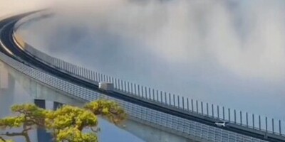(ویدئو) طراحی و معماری خاص بزرگترین و شگفت‌انگیزترین پل جهان در چین/ پل غرق در مه با ویوی ترسناک و رویایی