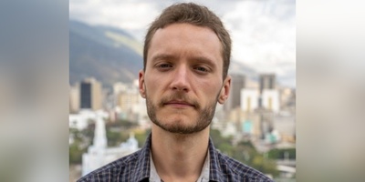 (عکس) روزنامه‌نگار و تحلیلگر آمریکایی: جنایت آمریکا در مدرسه میناب یک کشتار جمعی بود