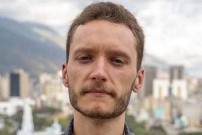 (عکس) روزنامه‌نگار و تحلیلگر آمریکایی: جنایت آمریکا در مدرسه میناب یک کشتار جمعی بود