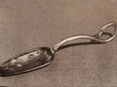 (عکس) شاهکار دست‌ساز هخامنشی؛ قاشقی با طراحی پیچیده، الهام‌گرفته از اساطیر کهن ایران و روایت‌گر داستانی جاودانه از هنر، قدرت و نمادهای باستانی