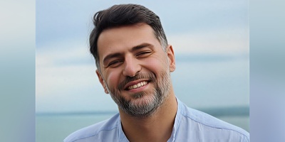 (ویدیو) خاطرات جالب و شنیدنی علی ضیائ از دوران مدرسه: با پسر عموم هم‌شاگردی بودم.. همیشه اخراج میشدم...