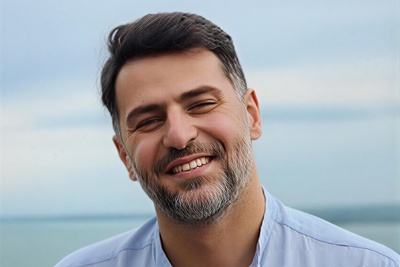 (ویدیو) خاطرات جالب و شنیدنی علی ضیائ از دوران مدرسه: با پسر عموم هم‌شاگردی بودم.. همیشه اخراج میشدم...