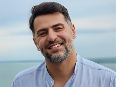 (ویدیو) خاطرات جالب و شنیدنی علی ضیائ از دوران مدرسه: با پسر عموم هم‌شاگردی بودم.. همیشه اخراج میشدم...