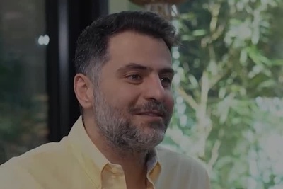 اعتراف عاشقانه علی ضیاء، کلمه‌هایی که مثل چای تلخ، اما شیرین تمام شدند / دلخوش به خنده‌های منِ خیره سر نباش + ویدئو