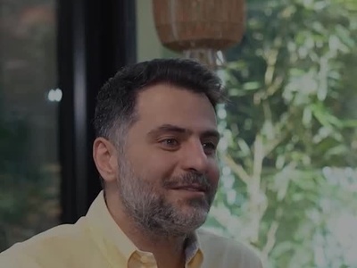 اعتراف عاشقانه علی ضیاء، کلمه‌هایی که مثل چای تلخ، اما شیرین تمام شدند / دلخوش به خنده‌های منِ خیره سر نباش + ویدئو