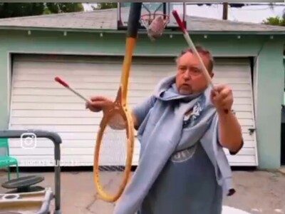 (ویدئو) مهارت فوق‌العاده این مرد در استفاده از هر دو نیم‌کره مغزش، همه را شگفت‌زده کرد! / اونوقت ما باید برای گل کردن توپ بسکتبال دو ساعت تمرکز کنیم!