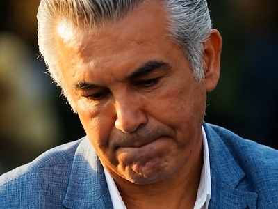 لحظه ترکیدن بُغض حمید استیلی زمانی که دفتر زندگی اش را ورق زد: فقط 5 سالم بود که پدرم را از دست دادم... برای بوسیدن پاهای مادرم خجالت می‌کشیدم+فیلم