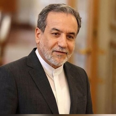 (عکس) ادای احترام وزیر امور خارجه به شهدای میناب با این حرکت خاص که سوژه رسانه‌های پاکستانی شد