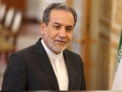 (عکس) ادای احترام وزیر امور خارجه به شهدای میناب با این حرکت خاص که سوژه رسانه‌های پاکستانی شد