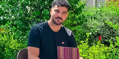 دستخط سینا مهراد معمولی است، اما امضایش حسابی شیک و حرفه‌ای‌ست؛ جزئیاتی که بیشتر از همیشه جلب توجه کرد!