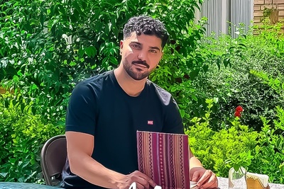 دستخط سینا مهراد معمولی است، اما امضایش حسابی شیک و حرفه‌ای‌ست؛ جزئیاتی که بیشتر از همیشه جلب توجه کرد!