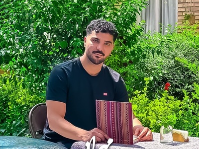 دستخط سینا مهراد معمولی است، اما امضایش حسابی شیک و حرفه‌ای‌ست؛ جزئیاتی که بیشتر از همیشه جلب توجه کرد!