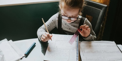 (ویدیو) حماسه‌ای دیگر از دانش‌آموزان نخبه در پاسخ به سوالات امتحان/ جوابای معلم دیدنیه😂