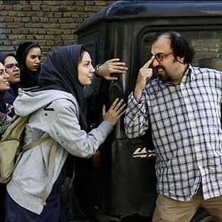 (ویدئو) 😅 این سکانس از رضا عطاران در نقش معلم شیمی، هیچ وقت فراموش نمیشه! کاش معلم ما هم اینطوری بود...
