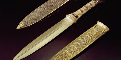 نگاهی شگفت‌انگیز به اسرار دو خنجر توت‌عنخ‌آمون در موزه مصر؛ بین تاریخ و افسانه، واقعیتی که قابل باور نیست + فیلم