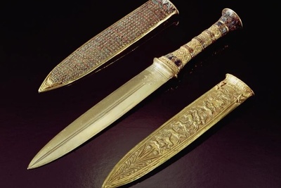 نگاهی شگفت‌انگیز به اسرار دو خنجر توت‌عنخ‌آمون در موزه مصر؛ بین تاریخ و افسانه، واقعیتی که قابل باور نیست + فیلم