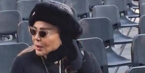 استایل‌شناسی امروز: نگاهی به استایل دراماتیک و مونوکروم بهاره رهنما که چشمگیر و پرطرفدار شد؛ ترکیب دامن چرم براق؛ کت مشکی نواردوزی شده و کلاهی که محشر بود!+ویدیو