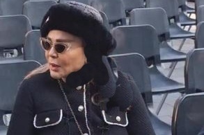 استایل‌شناسی امروز: نگاهی به استایل دراماتیک و مونوکروم بهاره رهنما که چشمگیر و پرطرفدار شد؛ ترکیب دامن چرم براق؛ کت مشکی نواردوزی شده و کلاهی که محشر بود!+ویدیو