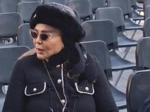 استایل‌شناسی امروز: نگاهی به استایل دراماتیک و مونوکروم بهاره رهنما که چشمگیر و پرطرفدار شد؛ ترکیب دامن چرم براق؛ کت مشکی نواردوزی شده و کلاهی که محشر بود!+ویدیو