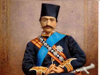 (عکس) وقتی ناصرالدین‌شاه از دل تاریخ به دنج‌ترین کافه تهران می‌پرد! یک سفر زمانیِ خفن و کاملاً غیرقابل پیش‌بینی!