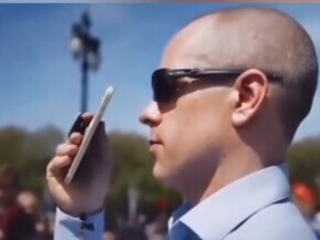 (ویدئو) هوش مصنوعی پرستار کمکی مرد نابینا برای گردش در لندن