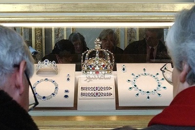 (ویدئو) نگاهی به جواهراتی که دیروز از موزه لوور فرانسه در بزرگترین سرقت قرن به تاراج رفتند؛ از تاج ملکه اوژنی تا گردنبندهای الماس‌نشان ناپلئون