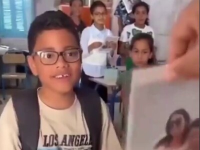 (ویدئو) معلم خلاق با هوش مصنوعی آینده شغلی دانش‌آموزان را به تصویر می‌کشد و همه را شوکه می‌کند! / ذوق بچه‌ها قلب آدمو اکلیلی میکنه!