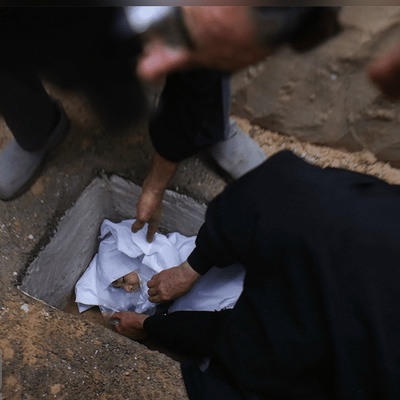 (عکس) مراسم تشییع پیکر شهید خردسالِ جنگ با دشمن کودک کش آمریکائی-صهیونی