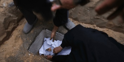 (عکس) مراسم تشییع پیکر شهید خردسالِ جنگ با دشمن کودک کش آمریکائی-صهیونی