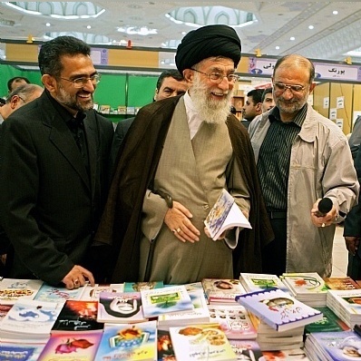 (ویدئو) «کتاب نخوانده‌ام» در برابر «نان و شراب»؛ تقابل پربازدید رهبر شهید انقلاب و وزیر کویت