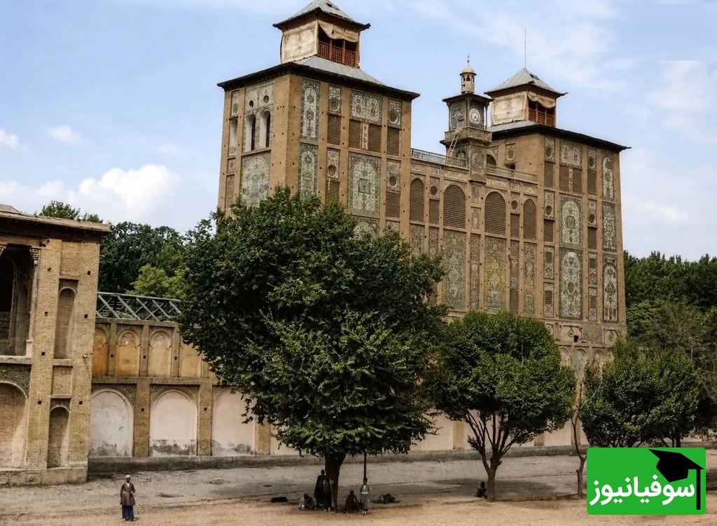 منظرۀ شمسالعماره و خیابان مقابل آن (خیابان ناصرخسرو امروزی)
