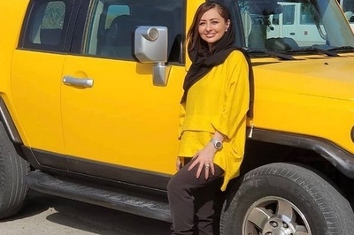 ذوق نفیسه روشن از دیدن امکانات ماشین میلیاردی و فوق لوکس در دبی/  ولی انصافا عجب زرد خوش رنگی😍