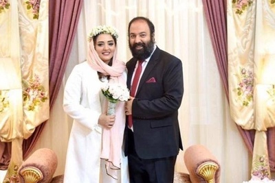 نگاهی به چیدمان منزل دوبلکس نرگس محمدی و علی اوجی/ مبلمان طرحدار و کلاسیک، آباژور رومیزی کنده کاری شده، پیانو، لوستر 4 متری، گیتار، تابلو های هنری  و...