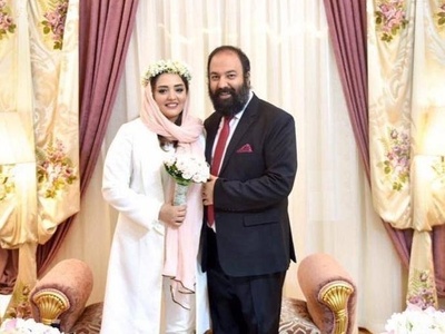 نگاهی به چیدمان منزل دوبلکس نرگس محمدی و علی اوجی/ مبلمان طرحدار و کلاسیک، آباژور رومیزی کنده کاری شده، پیانو، لوستر 4 متری، گیتار، تابلو های هنری  و...