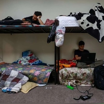 (ویدئو) دردسرهای بامزه زندگی دانشجویی؛ پیک غذا دیر رسید، اما این دانشجوها گرسنه نموندن!😂