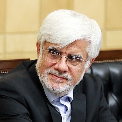 استایل دانشجوییِ محمدرضا عارف در خیابان های آمریکا رو تابحال دیدین؟/ از عینک فریم‌درشت تا پیراهن راه‌راه با رنگ شاد