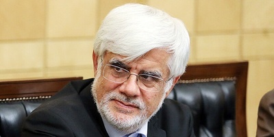 استایل دانشجوییِ محمدرضا عارف در خیابان های آمریکا رو تابحال دیدین؟/ از عینک فریم‌درشت تا پیراهن راه‌راه با رنگ شاد