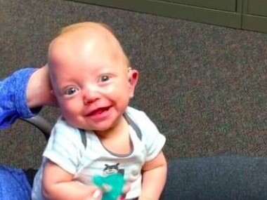 ویدیو / واکنش حیرت‌انگیز نوزاد 4 ماهه پس از تجربه اولین شنیدن؛ لحظه‌ای که دنیا برای او زنده شد!