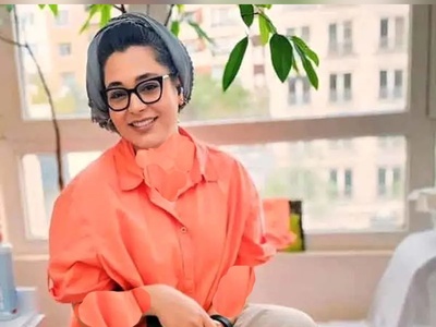 فضای شاعرانه و دخترانه پاسیویِ آپارتمان مجردی سانیا سالاری؛ از سنتی کردن فضا با آجرهای قدیمی تا طاقچه‌هایی کوچک برای قرار دادن لوازم نقاشی+ فیلم