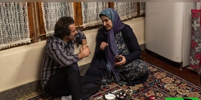 سکانس خنده دار سریال پایتخت و تحصیلات دانشگاهی هما خانم که دم به دیقه میکوبه سر شوهرش/ تحصیلات ملاک نیست مثلا من دانشجو هستم ولی نقی سیکلم نداره!😂اومد ابروشو درست کنه زد چششو کور کرد