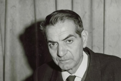 غذای روح برای عشاق❤شعرخوانی عاشقانه استاد شهریار برای معشوقه اش پری(ثریا ابراهیمی):ﻣﻦ ﺑﯿﭽﺎﺭﻩ ﻫﻤﺎﻥ ﻋﺎﺷﻖ ﺧﻮﻧﯿﻦ ﺟﮕﺮﻡ/ نازنینا ما به ناز تو جوانی داده‌ایم...دیگر اکنون با جوانان ناز کن با ما چرا