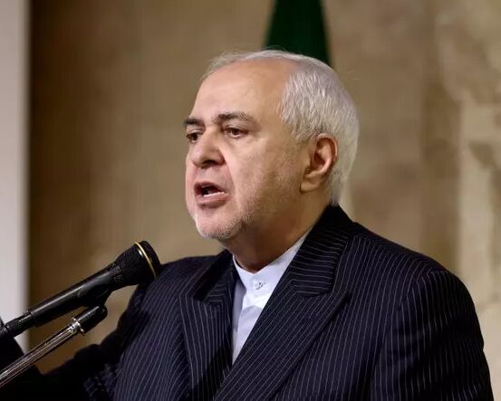 حضور وزیر سابق امور خارجه در نشست دانشجویی/ ظریف: موشک و اقتصاد در کنار مردم، نه به جای مردم+ فیلم