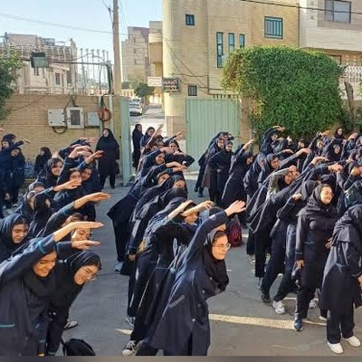 ببینید| شما هم جا خوردید؟ حضور غیرمنتظره یک مسئول آقا در صف ورزش صبحگاهی دختران دبیرستانی!
