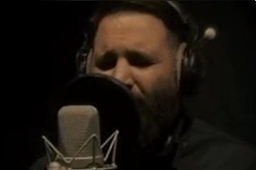 مرثیه جگرسوز «نیمکت خالی» محمد حسین حدادیان برای لاله های سرخ میناب/ موهات پریشونه کیفت پر از خونه...+فیلم